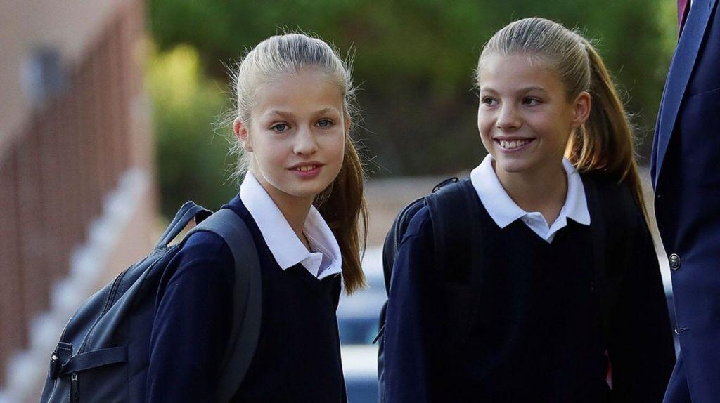 La Princesa de Asturias y a Infanta Sofía con el uniforme del colegio. Fuente: Casa Real