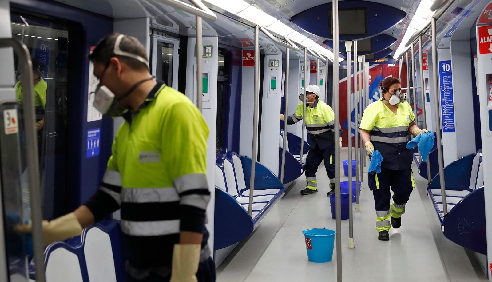 Trabajadores desinfectando los vagones de Metro de Madrid
