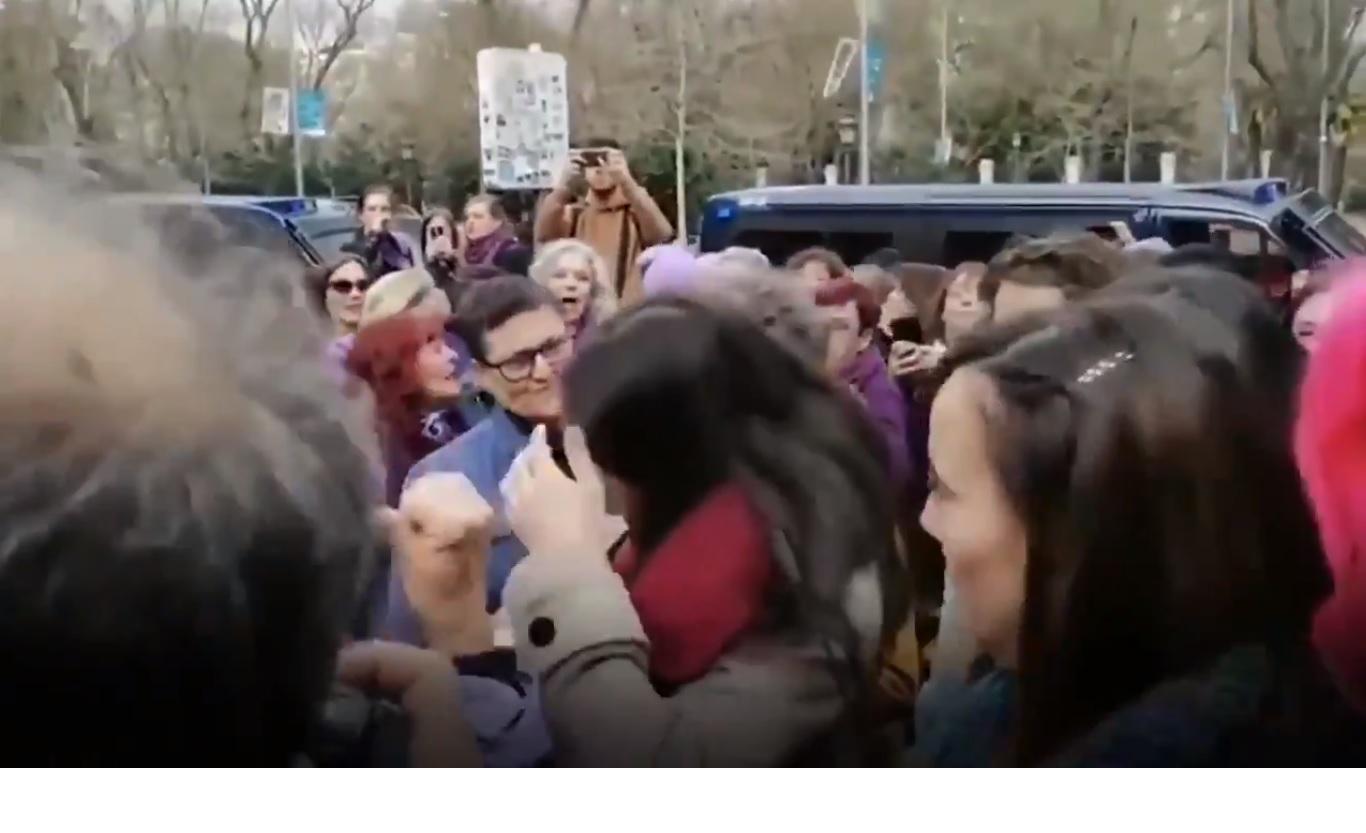 Irene Montero durante la manifestación del 8M. Fuente: Twitter.