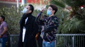 Turistas con mascarillas