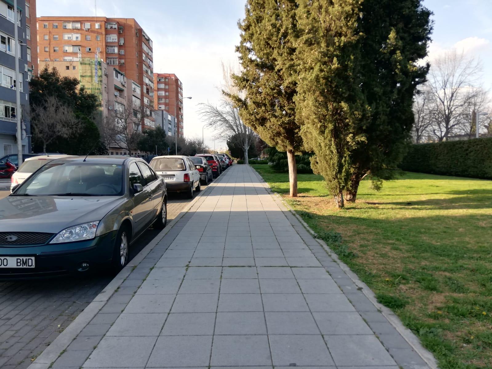 Imagen de una calle vacía en un barrio madrileño 