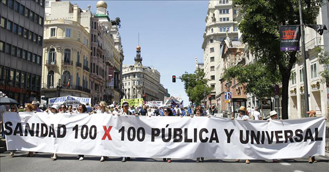 Una de las manifestaciones de la 'marea blanca' contra los recortes sanitarios.