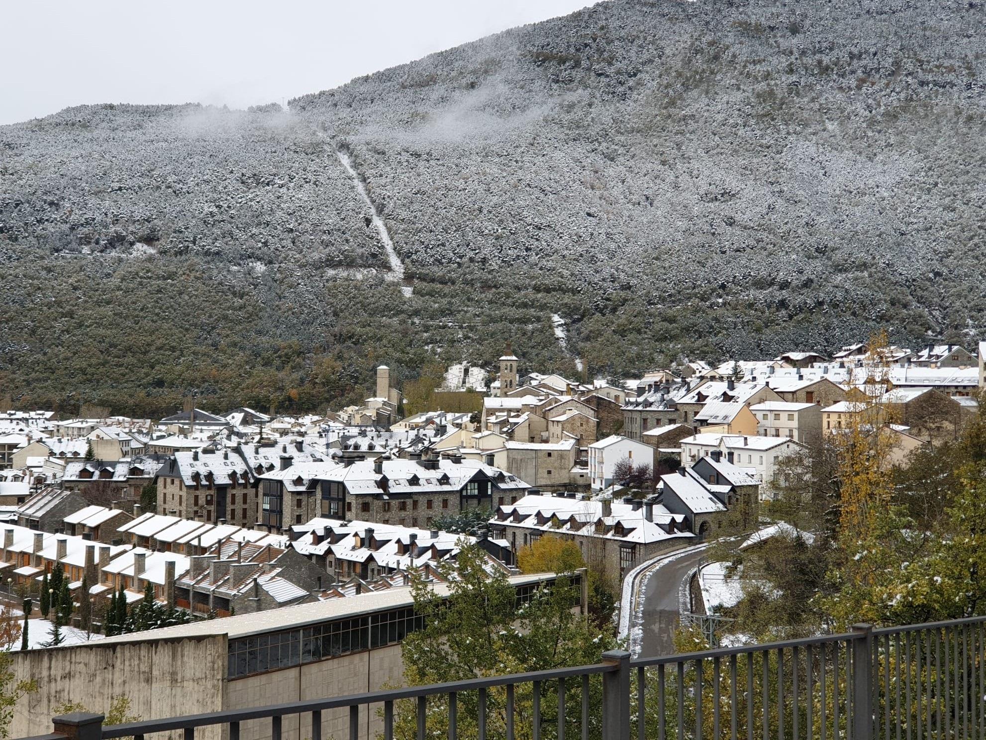 El tiempo ayuda a quedarse en casa: llegan lluvias, tormentas, frío y nevadas hasta el miércoles. Fuente: EP.