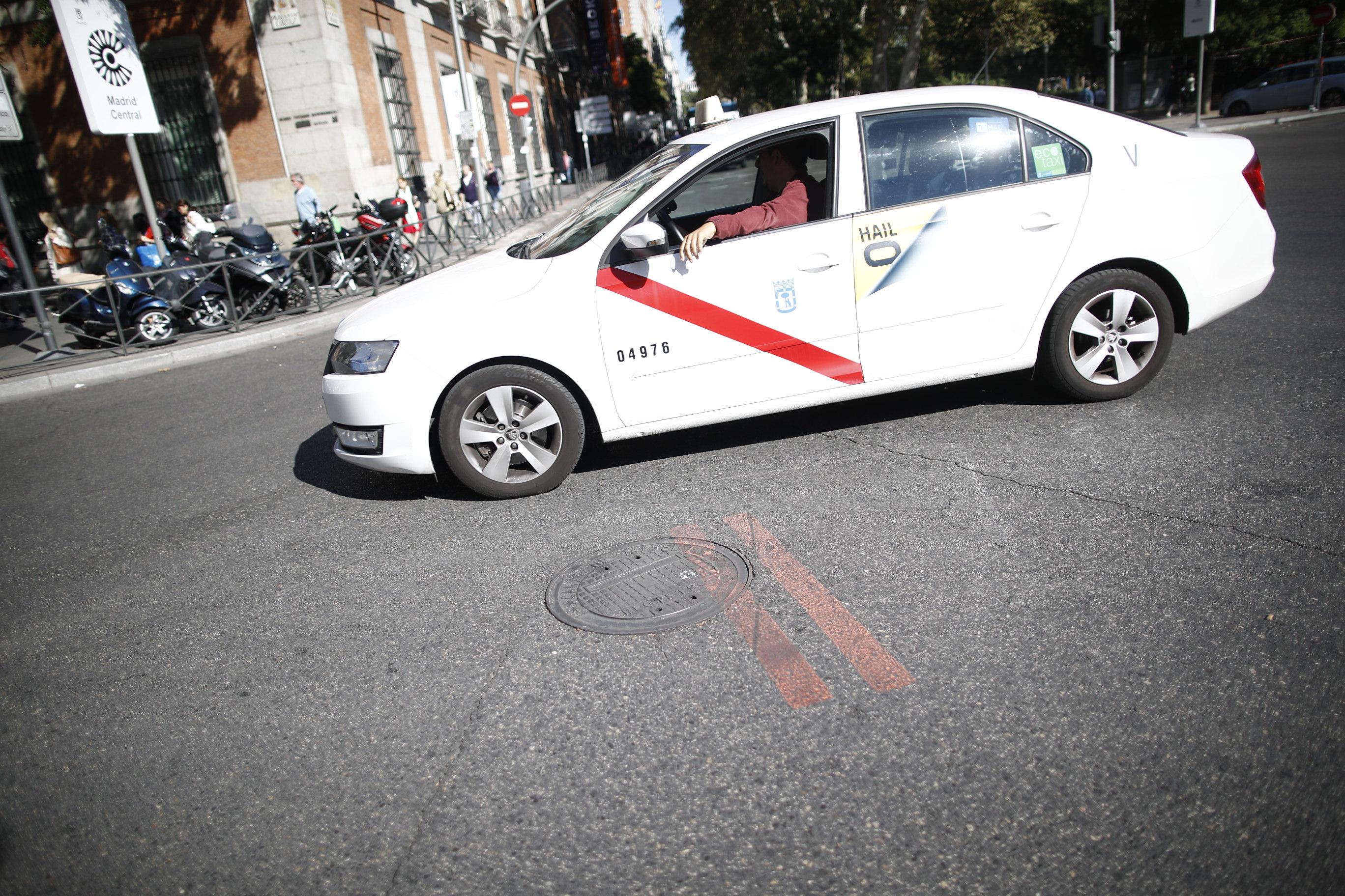 Imagen de un taxi en el centro de Madrid. Fuente: EP.