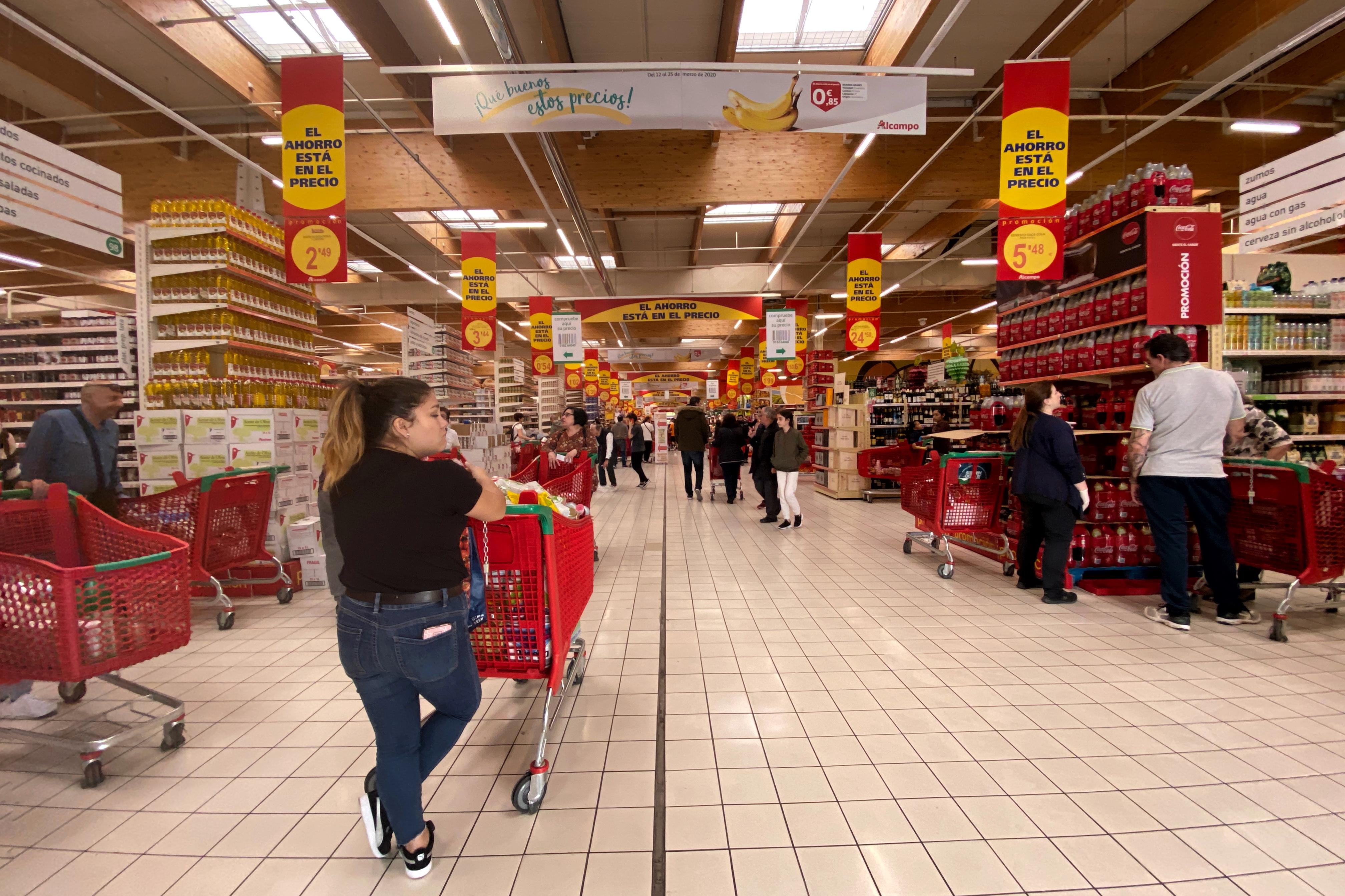 Varias personas realizando la compra en un supermercado. Fuente: EP.