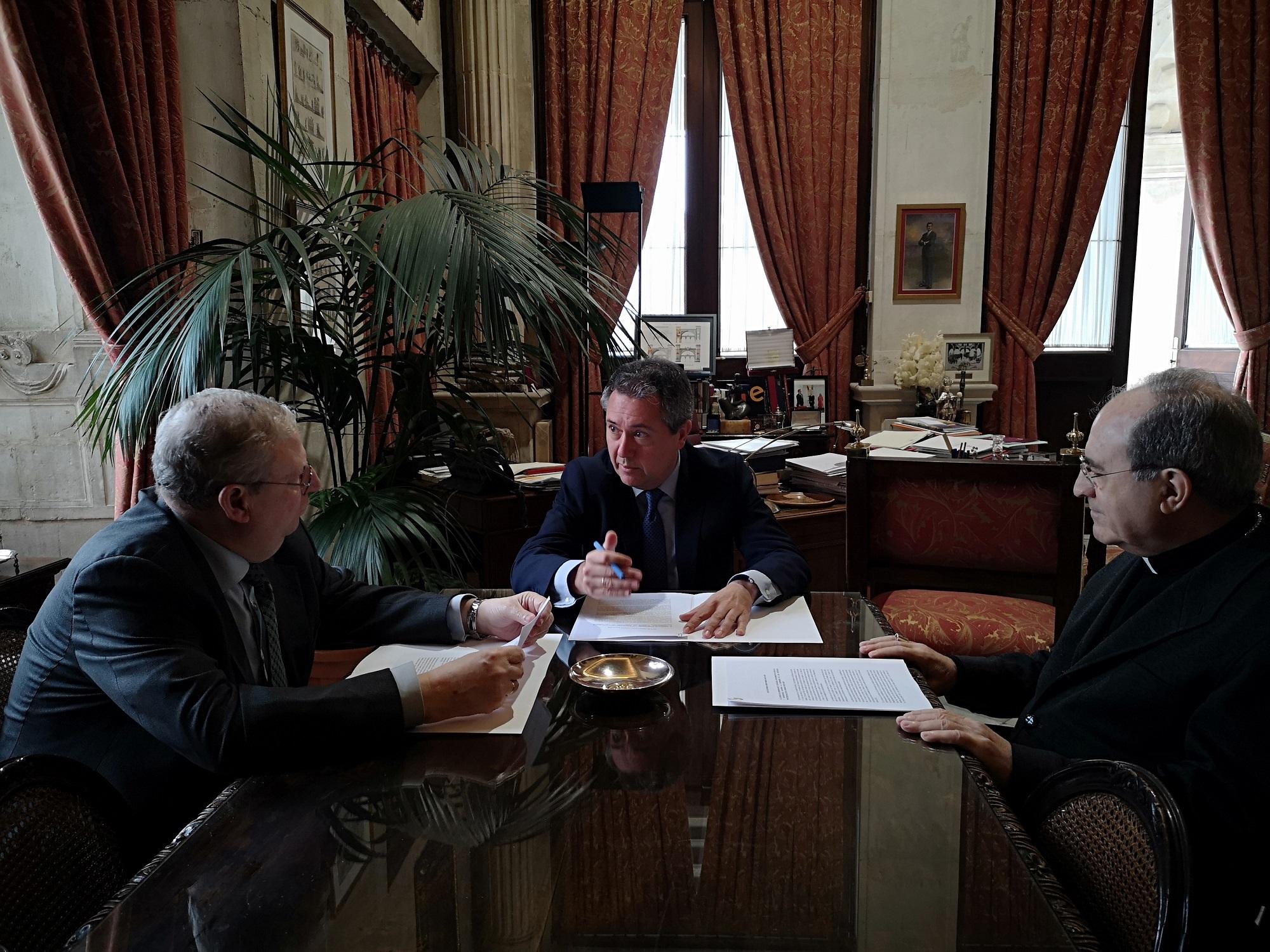 Arzobispo, alcalde y presidente de las cofradías de Sevilla en reunión este sábado. Ayuntamiento