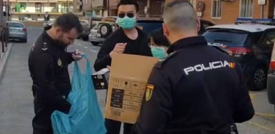 Policías nacionales reciben mascarillas de ciudadanos chinos