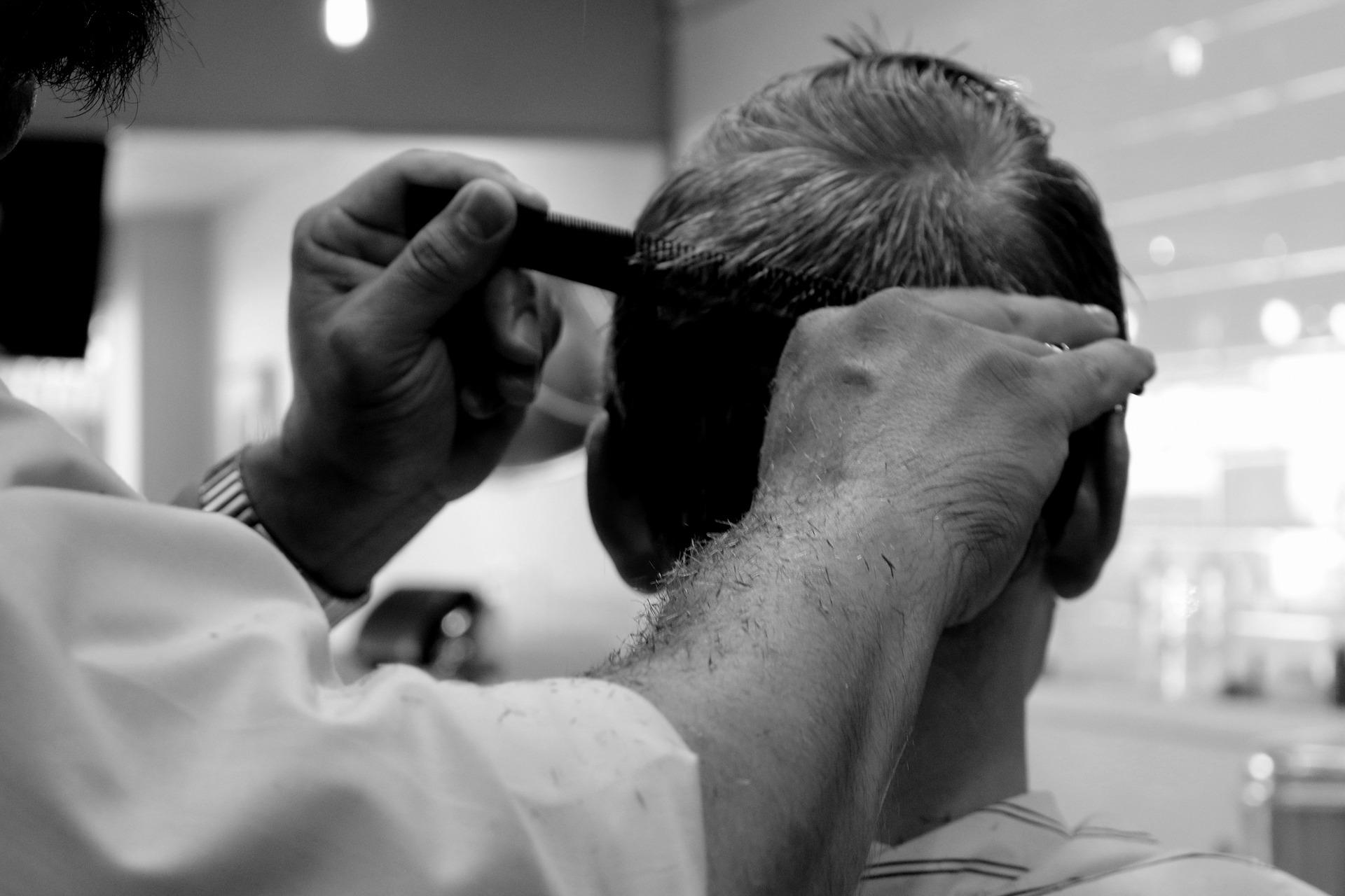 Un hombre cortándose el pelo. Fuente: Pixabay.