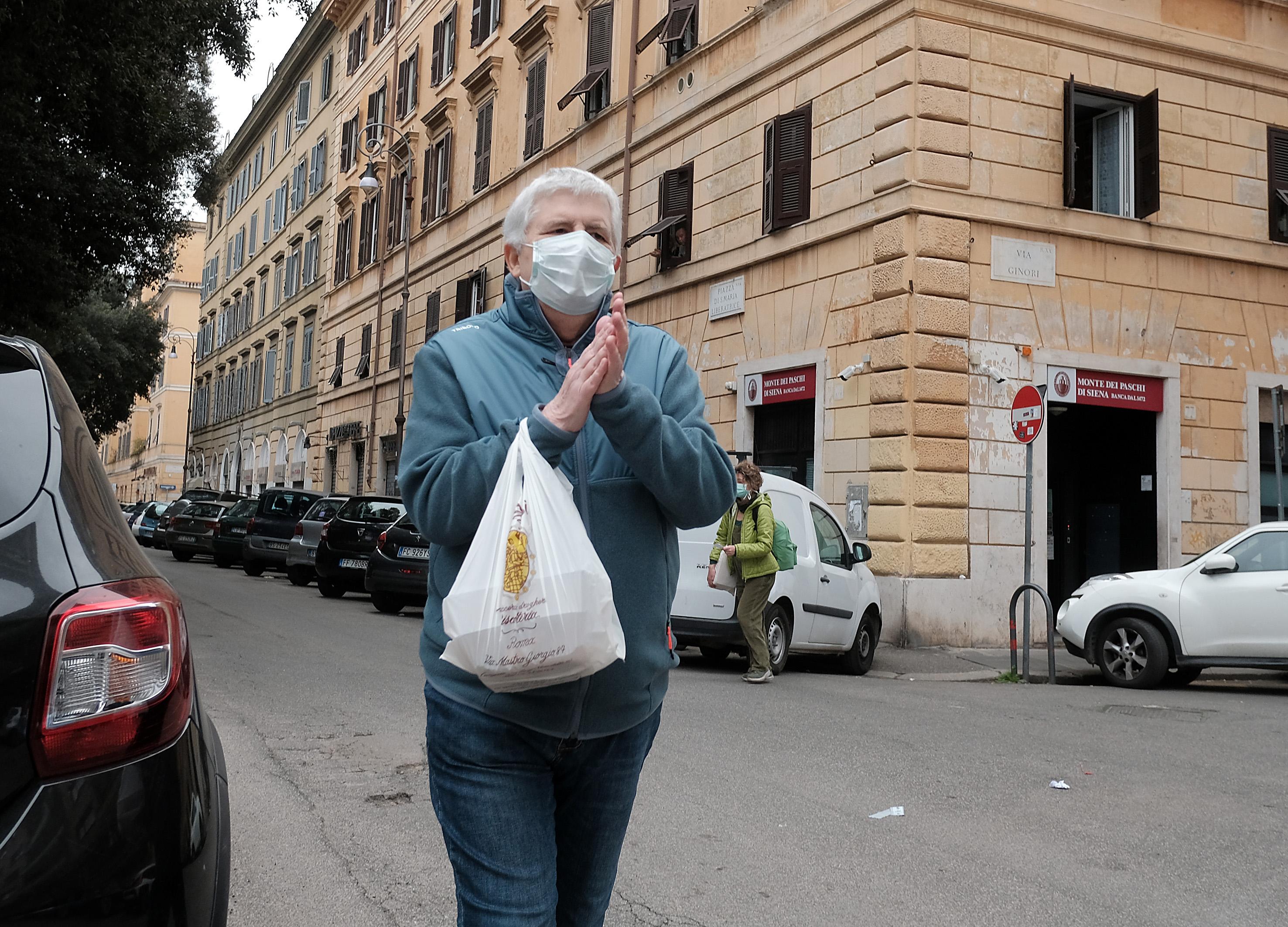 Una mujer italiana con mascarilla por las calles de Roma