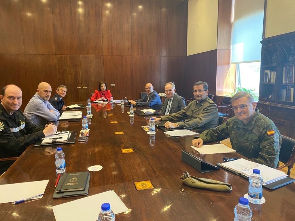 El Jefe de la UME, el subsecretario de Defensa, el Jefe de Estado Mayor de la Defensa, y otros, con la ministra de Defensa, Margarita Robles (centro), en la reunión para coordinar el papel de los militares en el estado de alarma por el coronavirus.