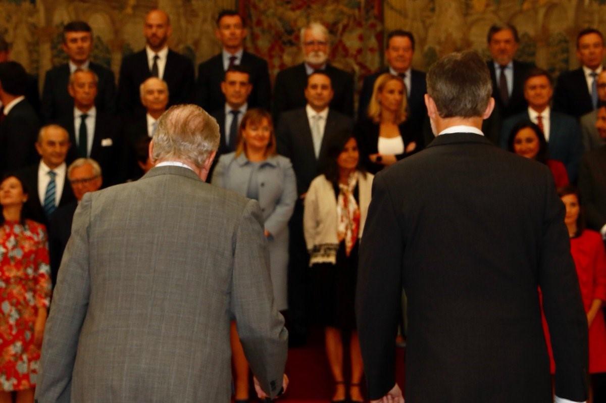 Felipe VI y Juan Carlos I en la reunión del Patronato de la Fundación COTEC en el Palacio Real. Europa Press.