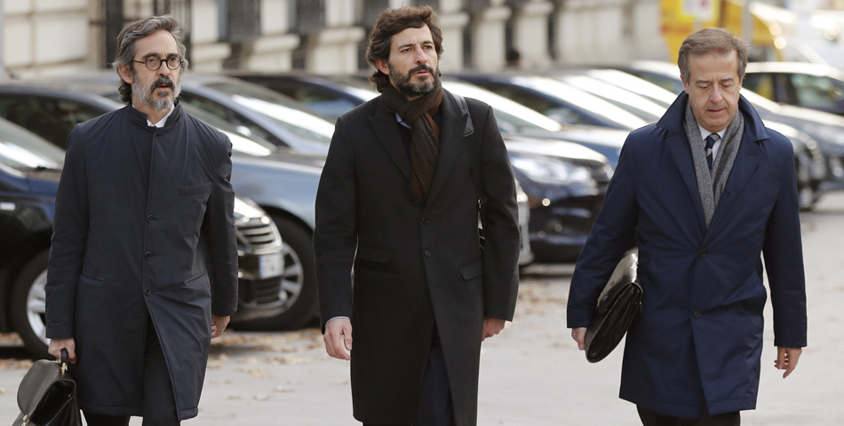 El menor de los hijos del expresidente de la Generalitad de Cataluña, Oleguer Pujol,c, acompañado de sus abogados, a su llegada a la Audiencia Nacional