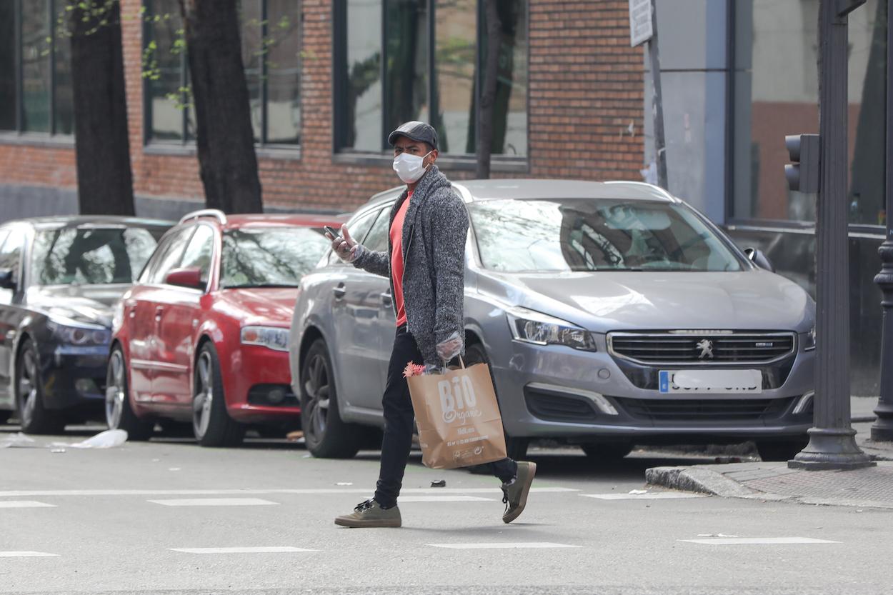 Un hombre hace la compra con mascarilla en Madrid