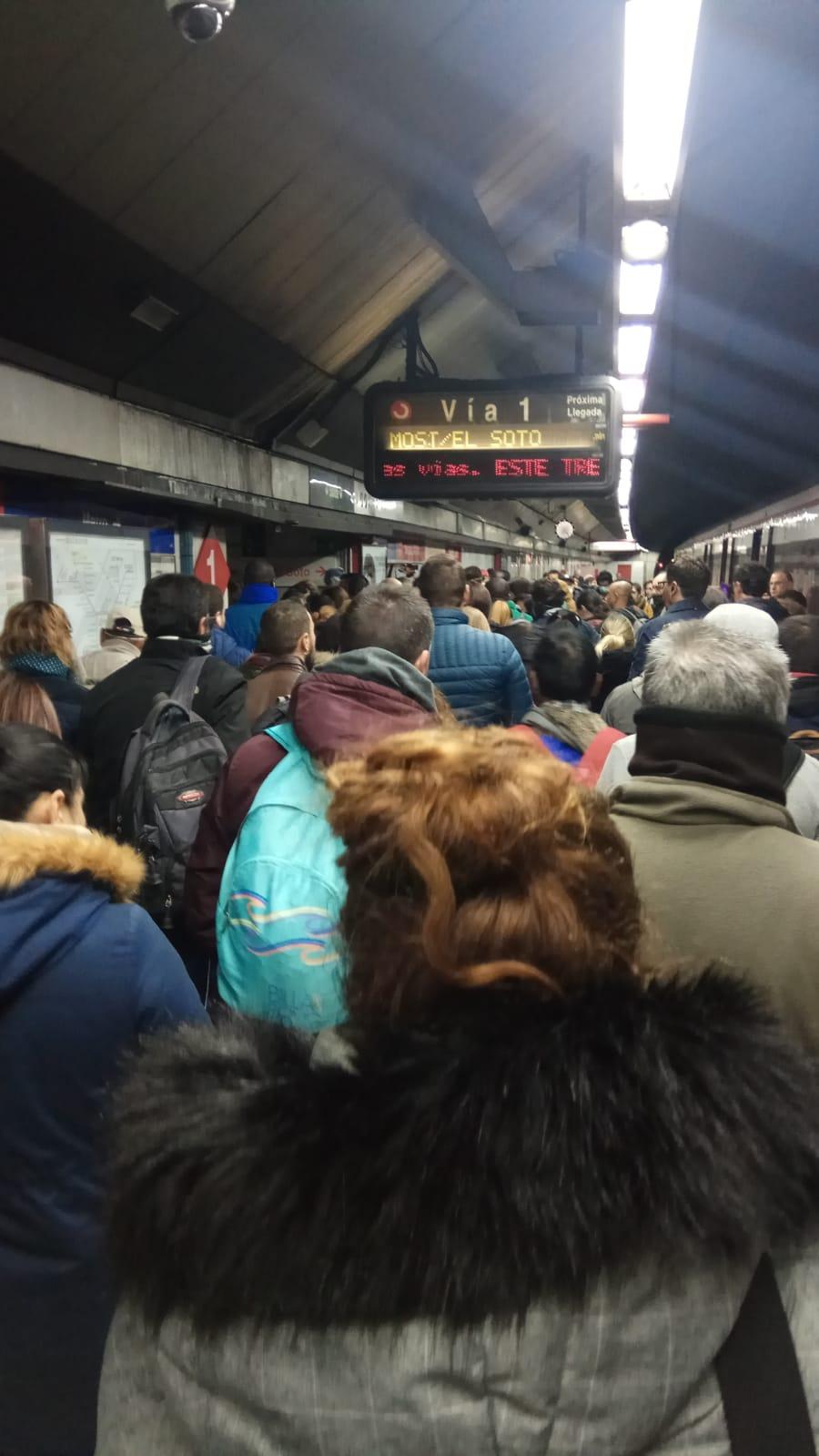 Aglomeración de pasajeros en la estación de Méndez Álvaro