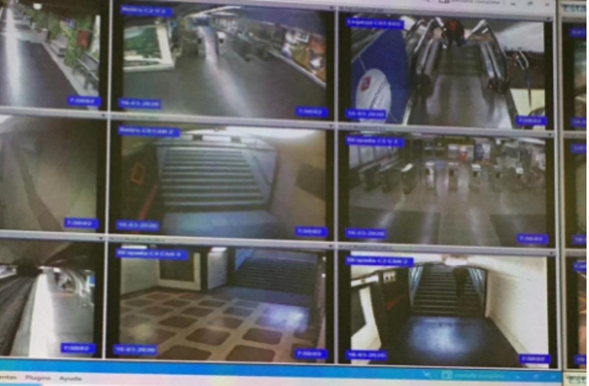 Mosaico de pantallas de estaciones de Metro difundido por la Comunidad de Madrid