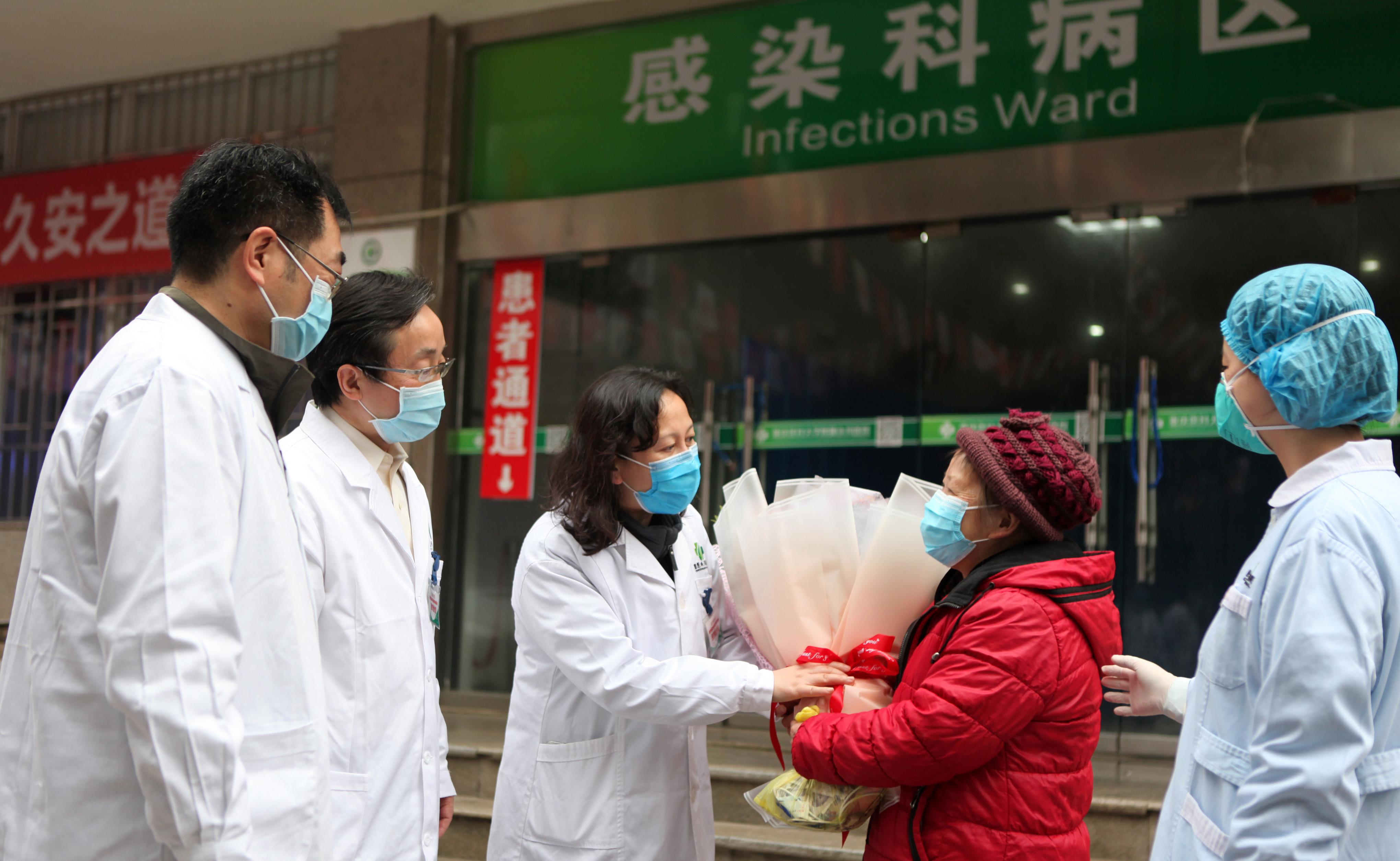  Los médicos despiden a la última infectada de coronavirus en el hospital de Chongqing, en China