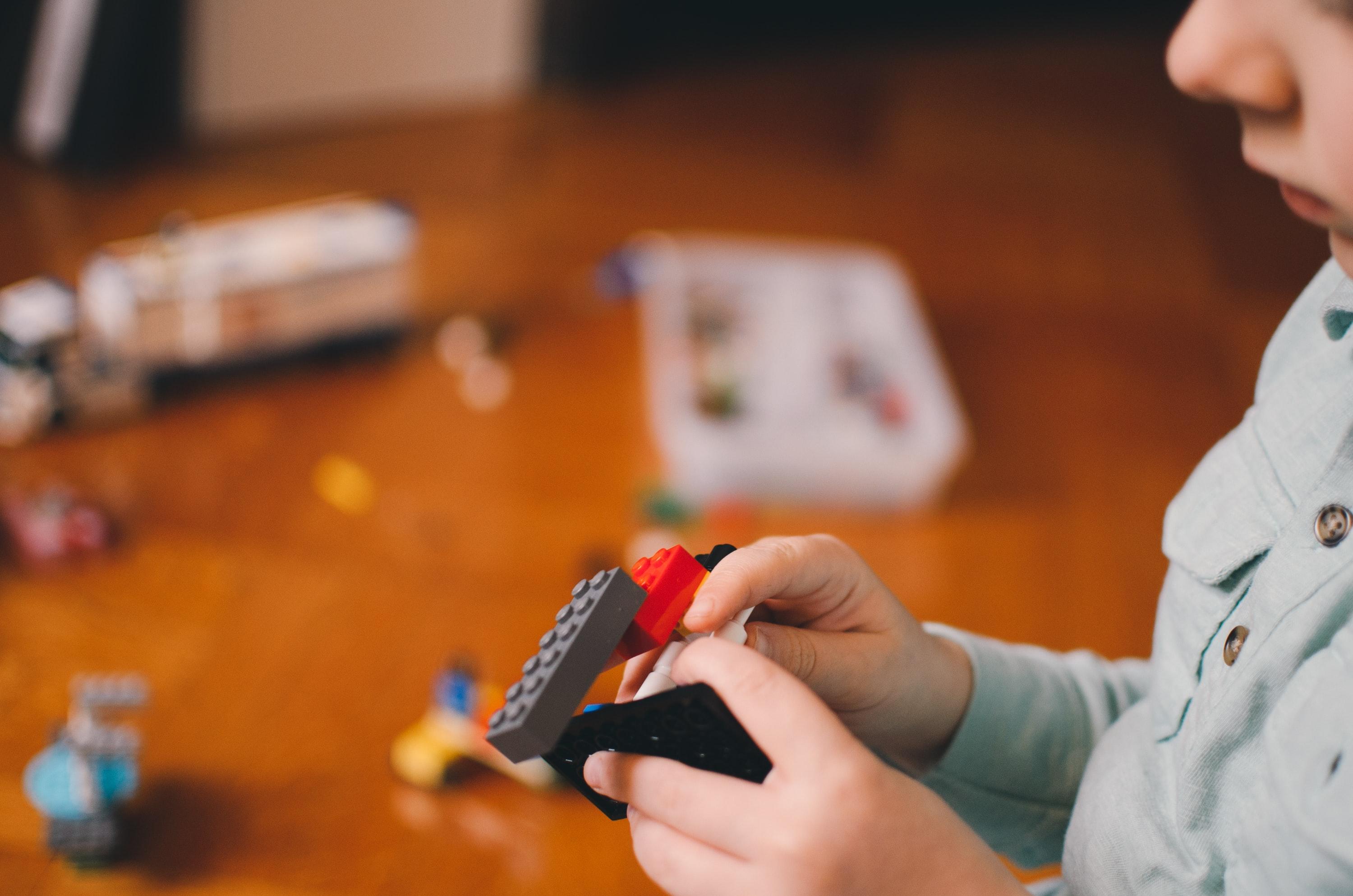 Los libros, las películas o la cocina pueden ser algunas de las distracciones de los niños durante estado de alarma por coronavirus