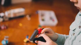 Los libros, las películas o la cocina pueden ser algunas de las distracciones de los niños durante estado de alarma por coronavirus