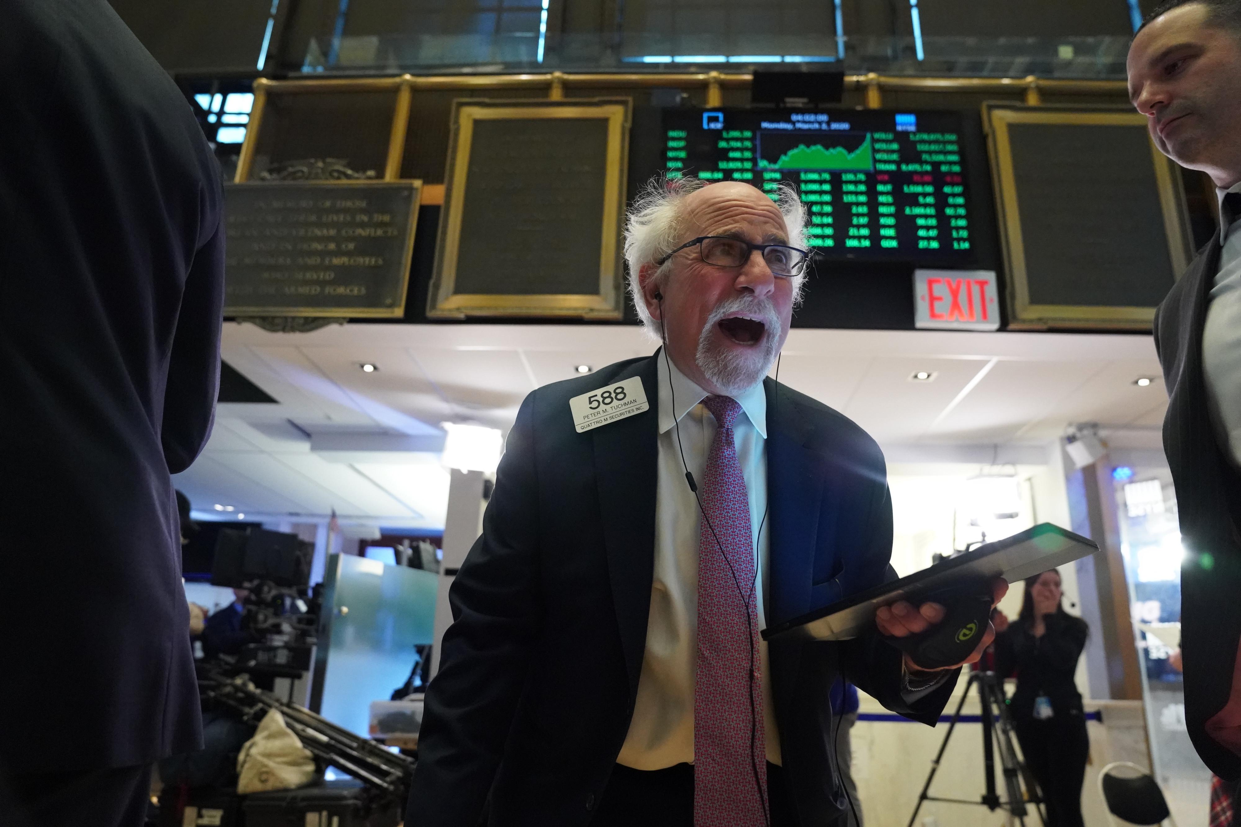 Un operador de bolsa en el cierre del Dow Jones, en Estados Unidos