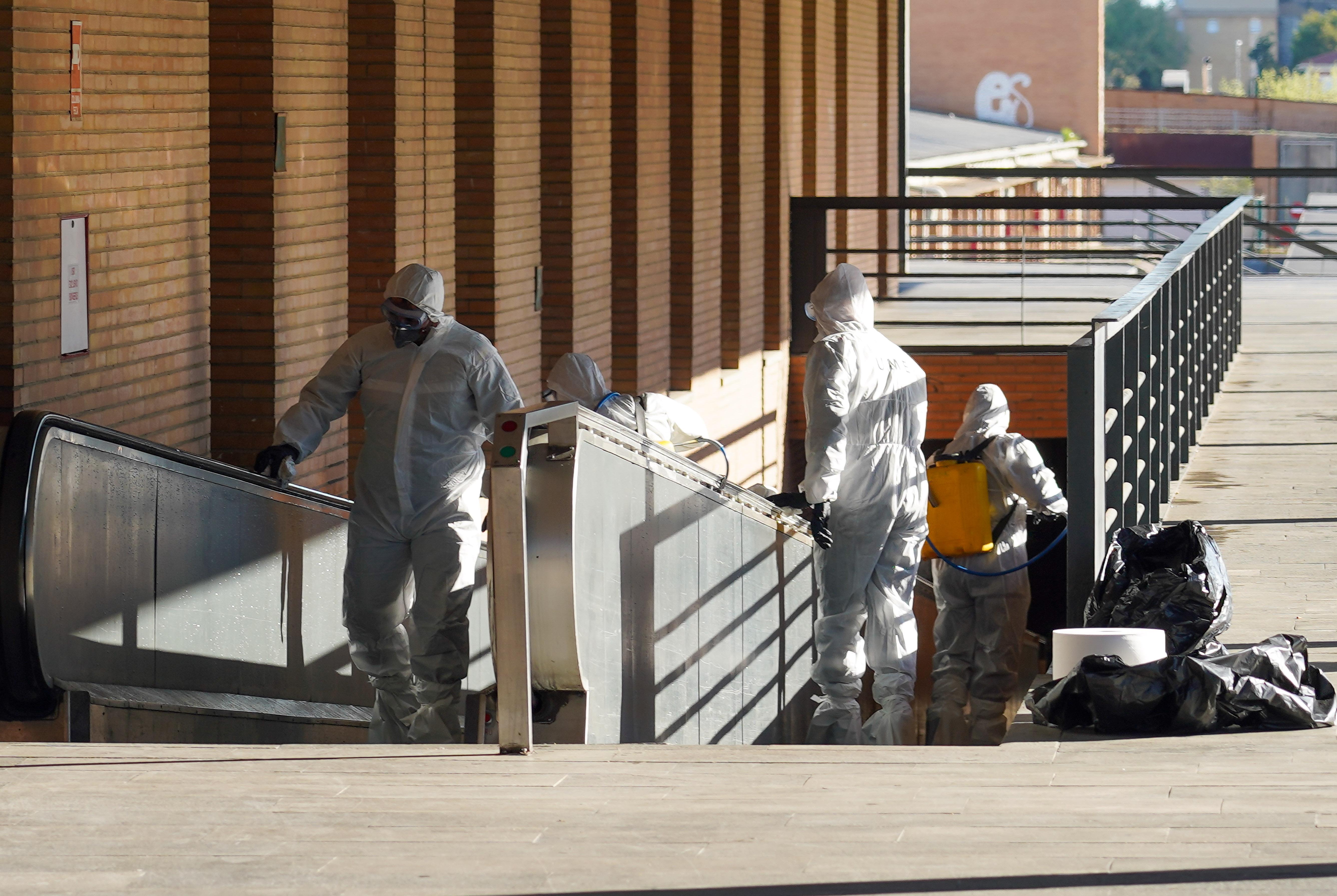 Miembros de la UME desinfectando la estación de Santa Justa de Sevilla. EP
