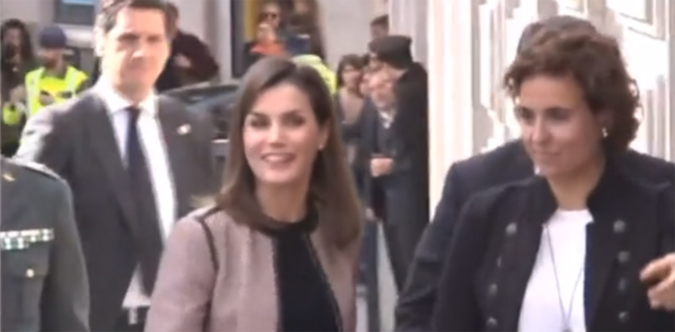 La reina Letizia llega a unas jornadas junto a la ministra de Sanidad