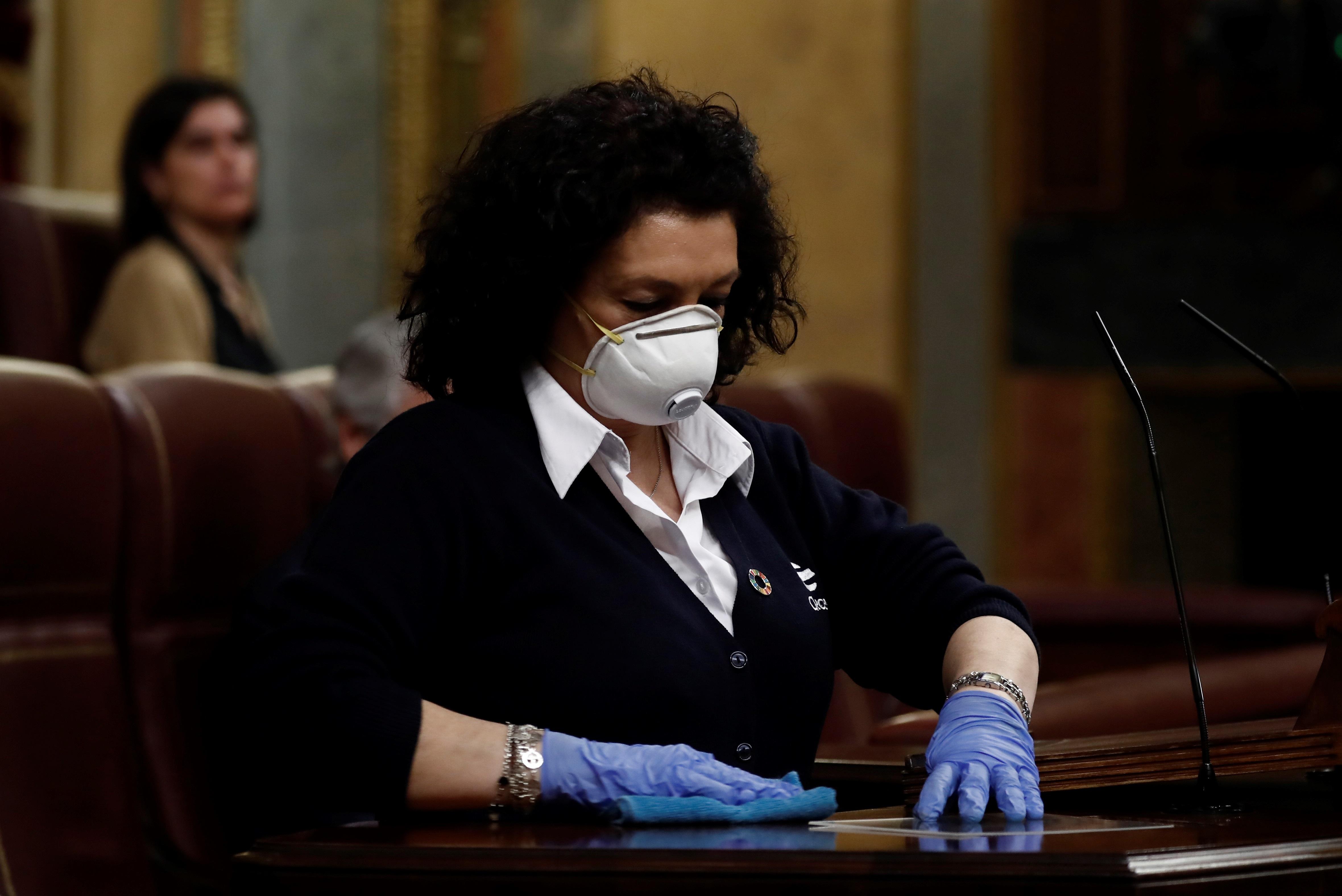 EuropaPress 2723336 trabajadora limpieza desinfecta atril miercoles congreso intervencion