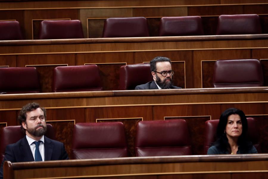 Iván Espinosa de los Monteros, sentado en su escaño, durante el pleno del miércoles 18 de marzo. Europa Press.