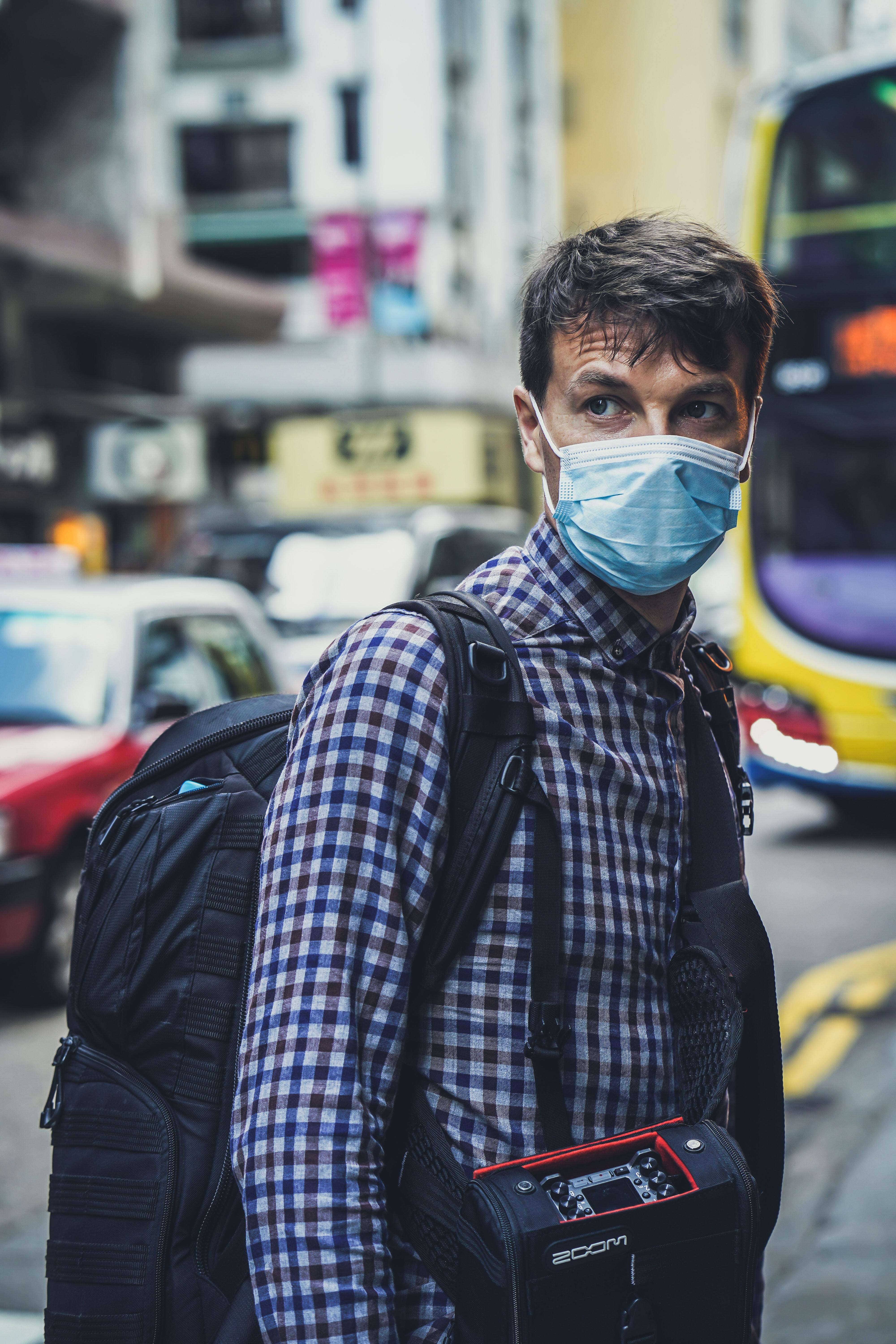 Un joven con mascarilla. Unsplash