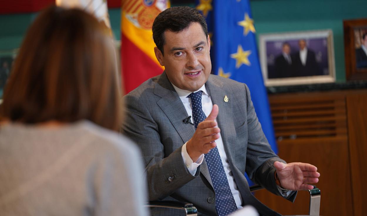 El presidente Juanma Moreno, en San Telmo durante la entrevista de hoy con Canal Sur.