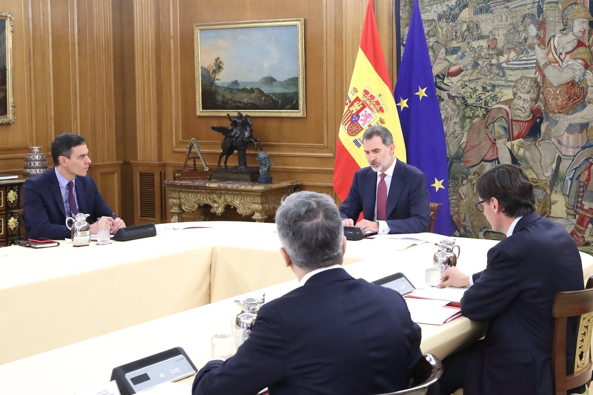 El presidente del Gobierno, Pedro Sánchez; el Rey Felipe VI; el ministro de Sanidad, Salvador Illa; y el ministro del Interior, Fernando Grande-Marlaska, durante una reunión con el Comité de gestión técnica del coronavirus en el Palacio de la Zarzuela, en Madrid (España) a 17 de marzo de 2020. EP