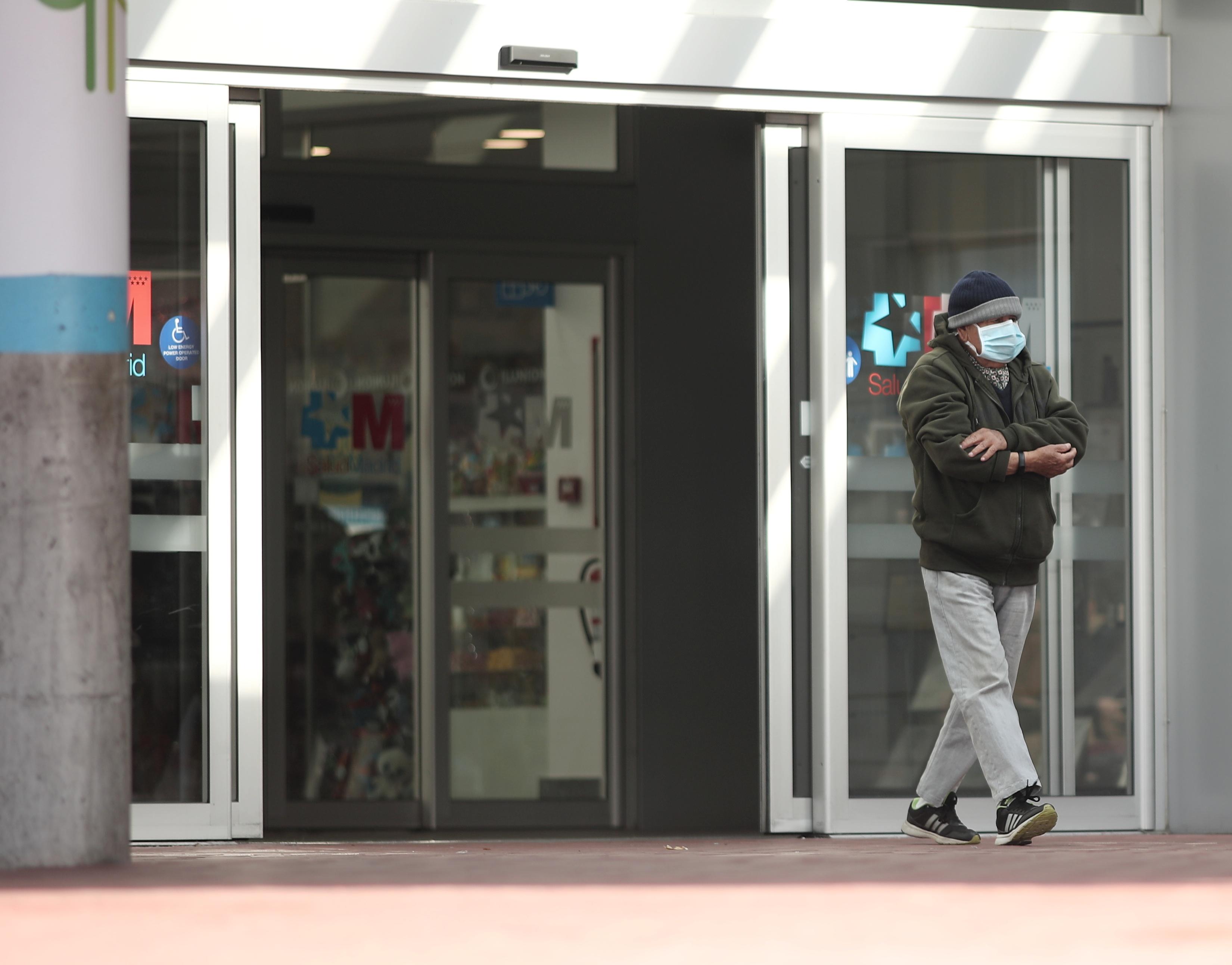 Un hombre con mascarilla a la salida de un hospital. EP