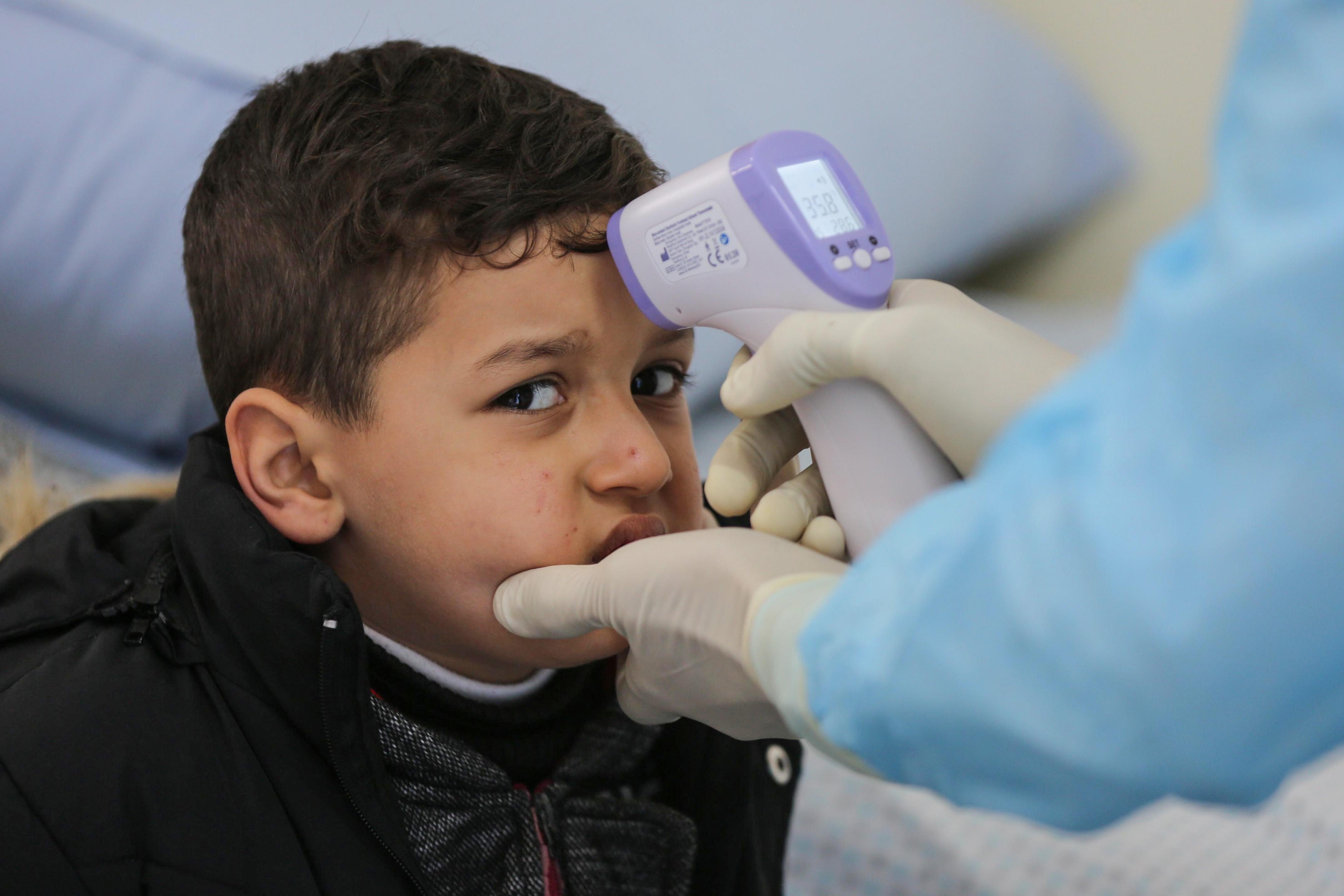 Un médico realiza el test rápido a un niño. Fuente: EP.