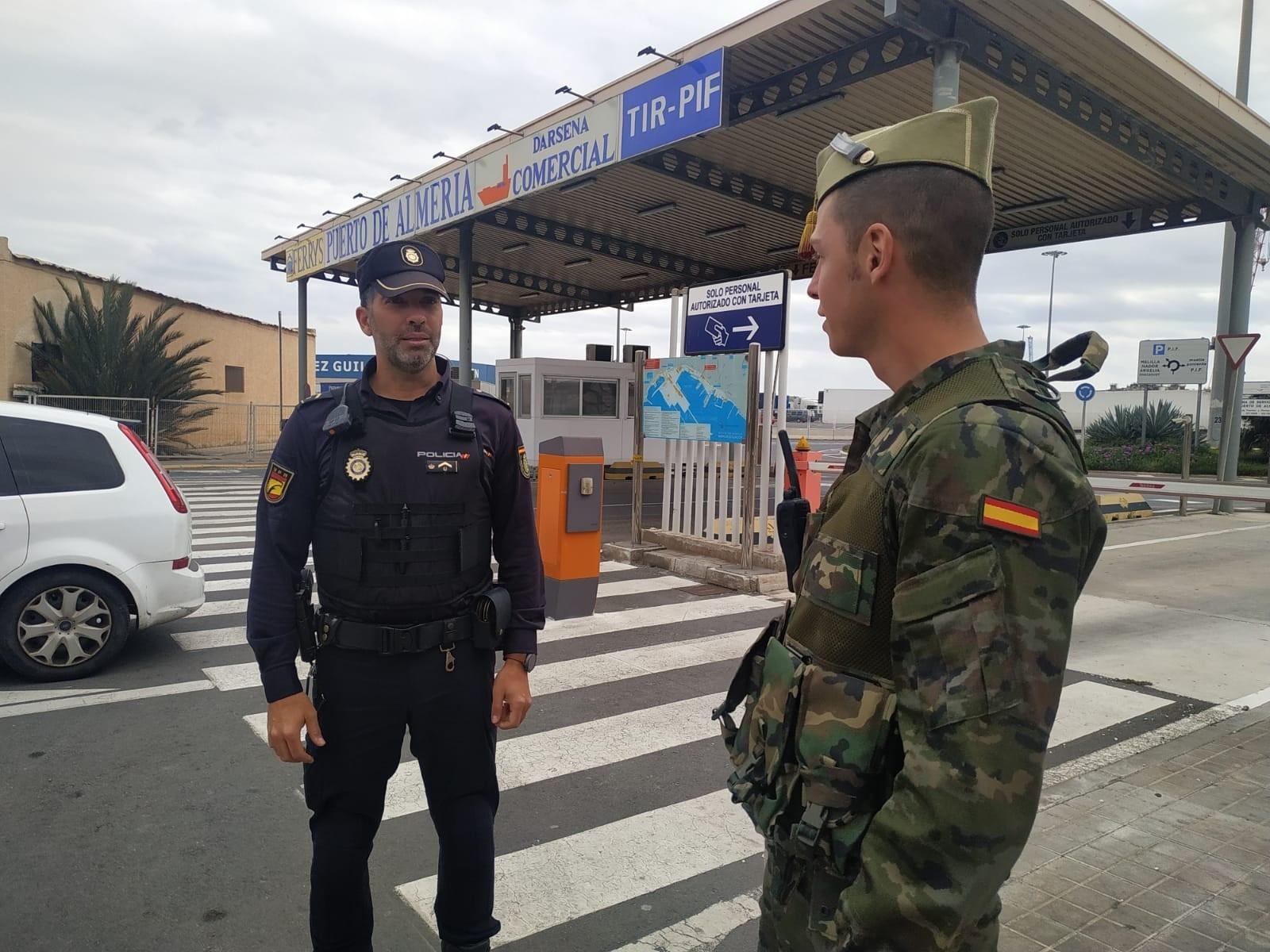 Un agente de la Policía y un militar en Almería. Foto: Ejército de Tierra