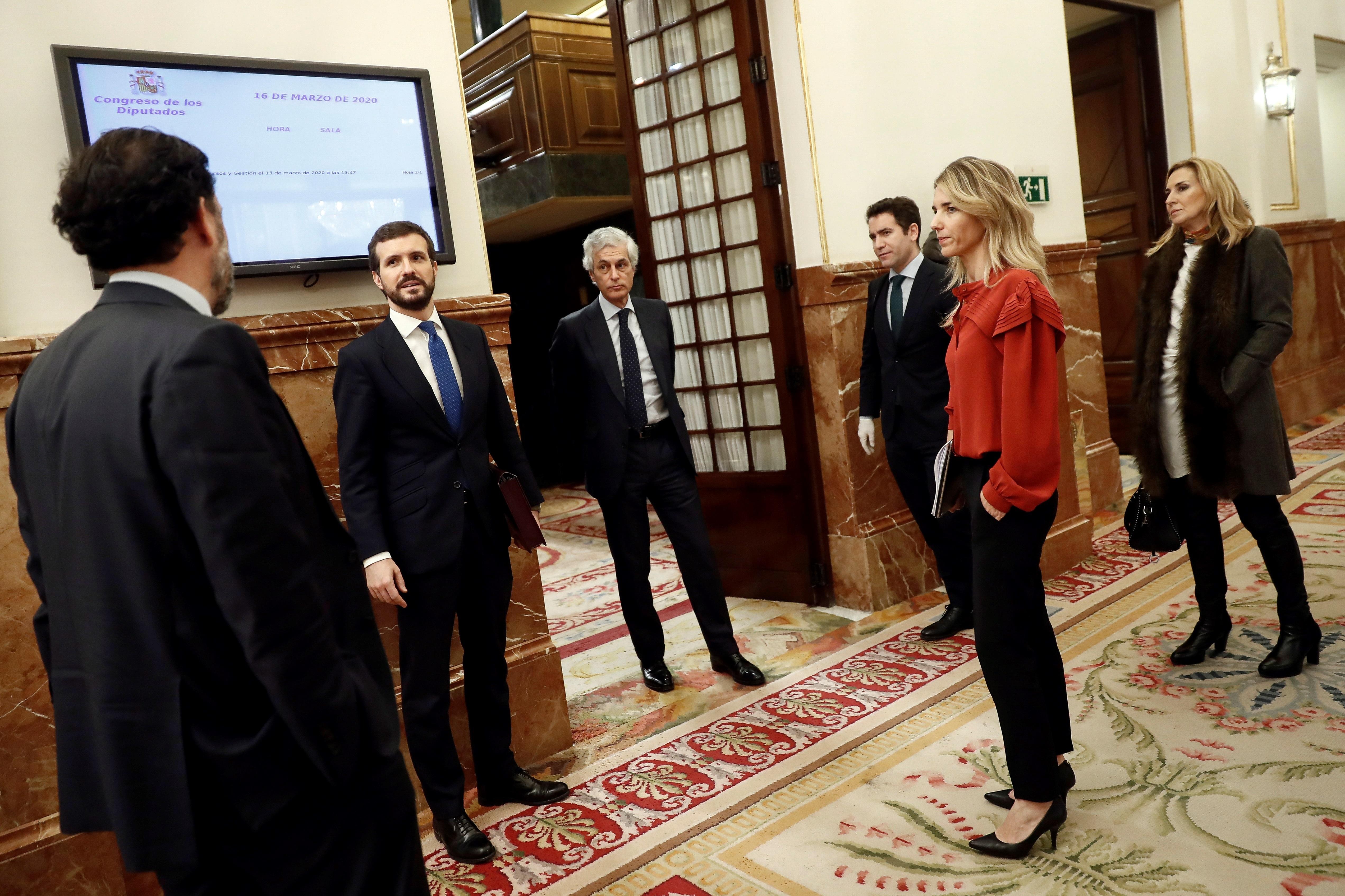 Pablo Casado, junto a otros miembros del PP, mantienen la distancia de seguridad en el Congreso de los Diputados