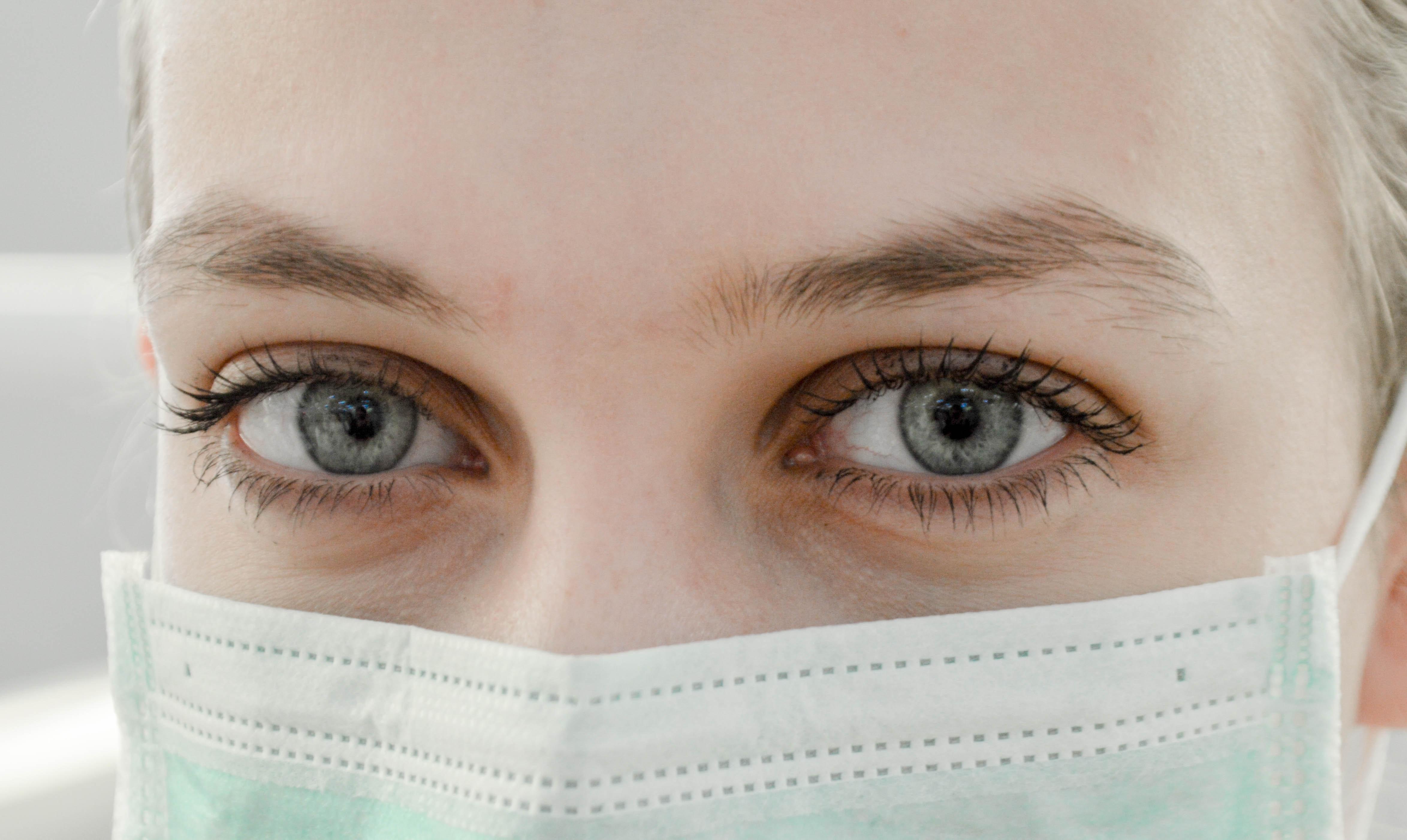 Mujer con mascarilla. Ani Kolleshi para Unsplash