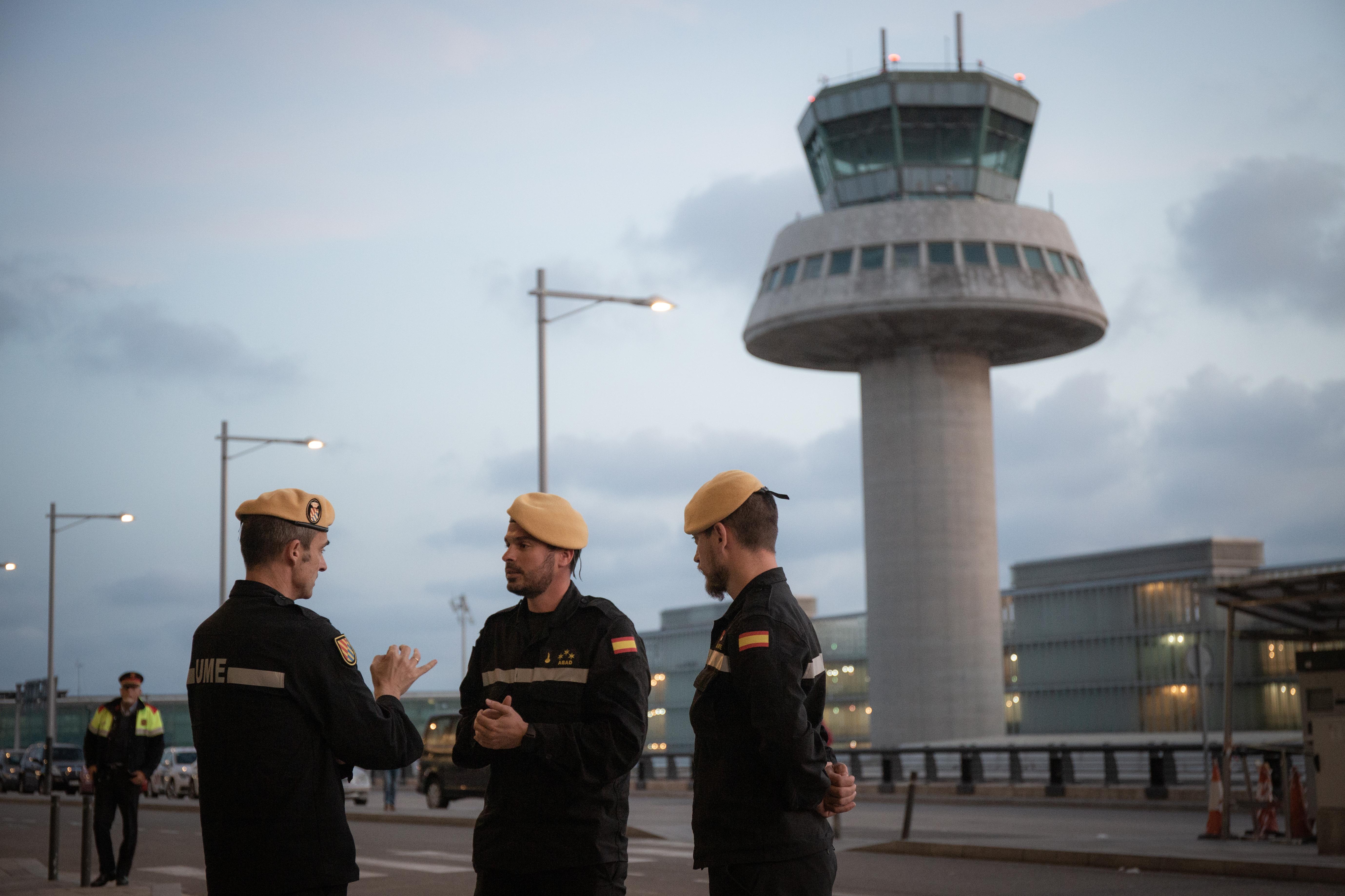 Tres agentes unidad militar emergencias UME ejercito conversan antes de realizar las tareas de desinfección en El Prat. Europa Press.