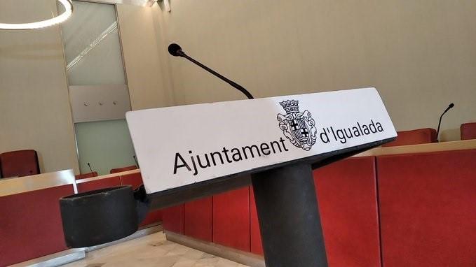 Un atril para una rueda de prensa en el Ayuntamiento de Igualada. EuropaPress