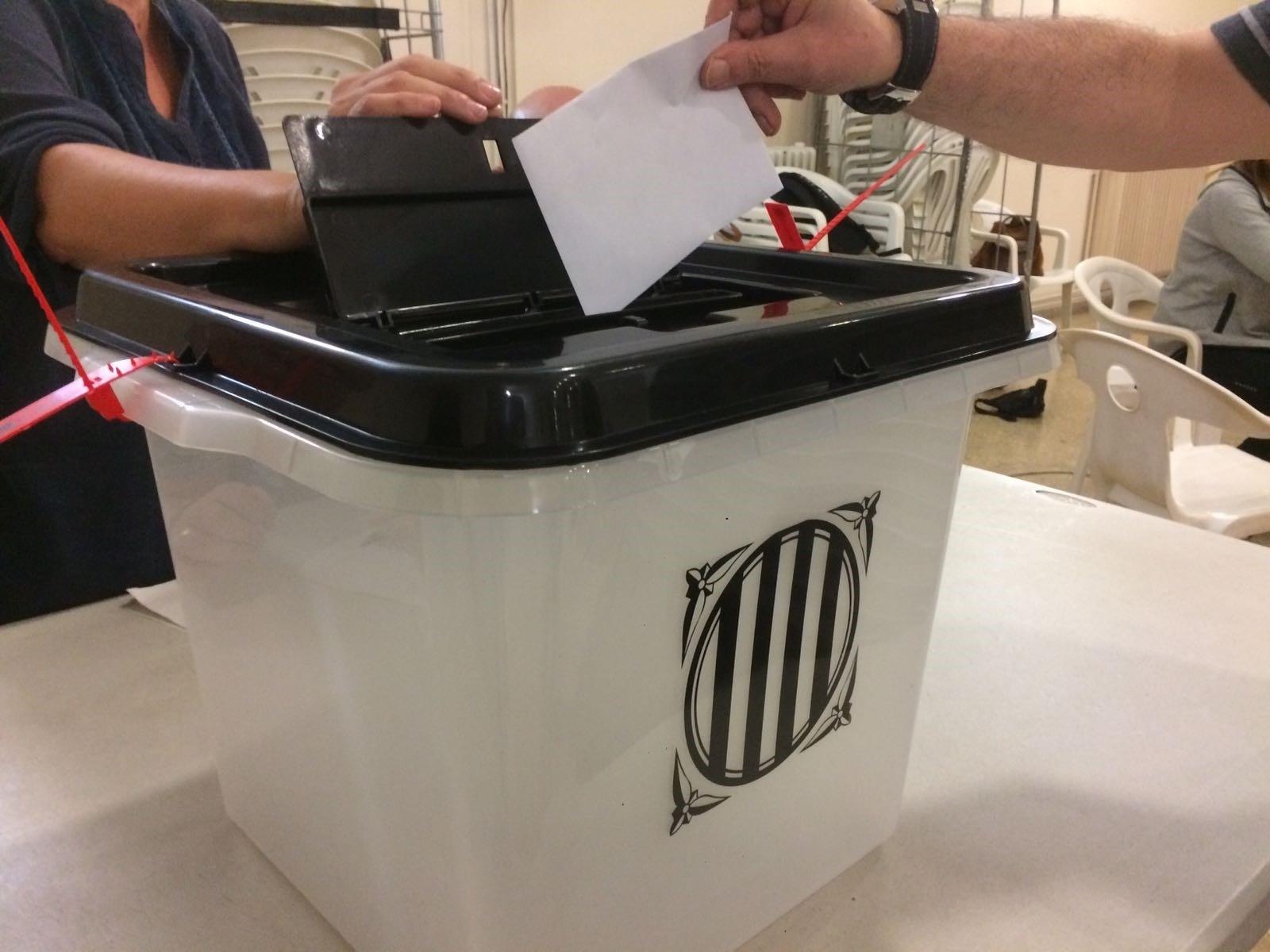 Centenares de personas votan en la escuela de la Concepció de Barcelona. EP