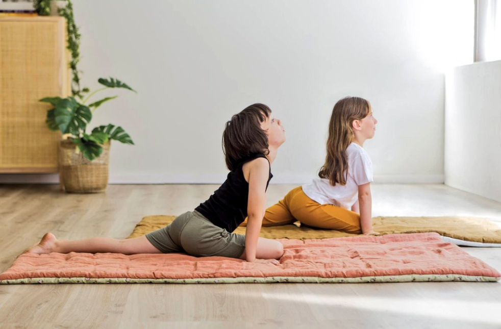 Niños realizando ejercicio físico en casa