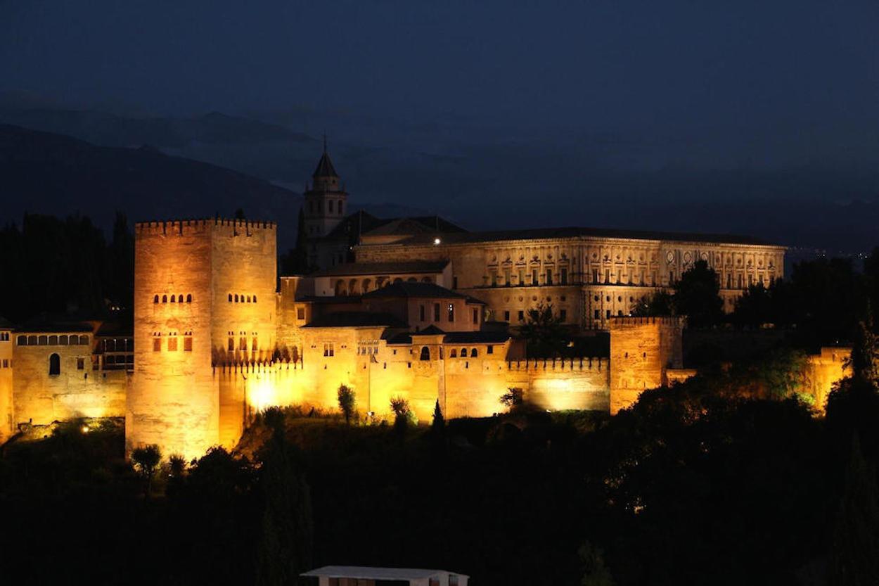 El conjunto monumental de la Alhambra de Granada, iluminado. ALHAMBRAGRANADA.INFO