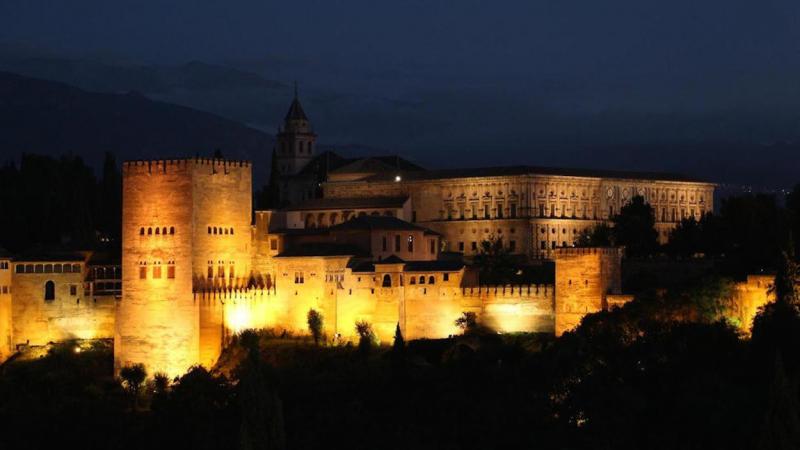 El conjunto monumental de la Alhambra de Granada, iluminado. ALHAMBRAGRANADA.INFO