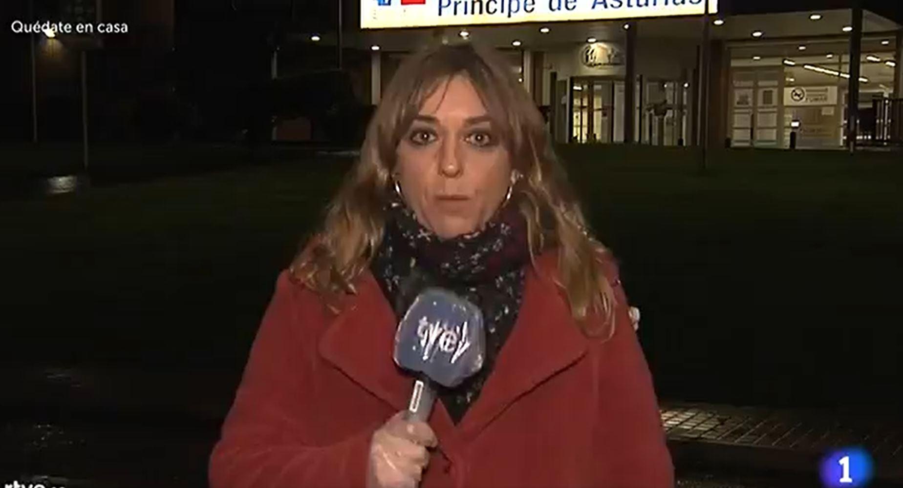 Rosa Correa informando en directo para TVE desde el Hospital Príncipe de Asturias