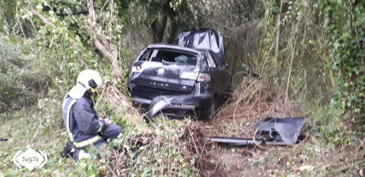 Un accidente de coche, tras salirse de la vía, en Asturia. ARCHIVO