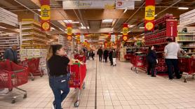 Una mujer realiza la compra en un supermercado, tras el estado de alarma. EP