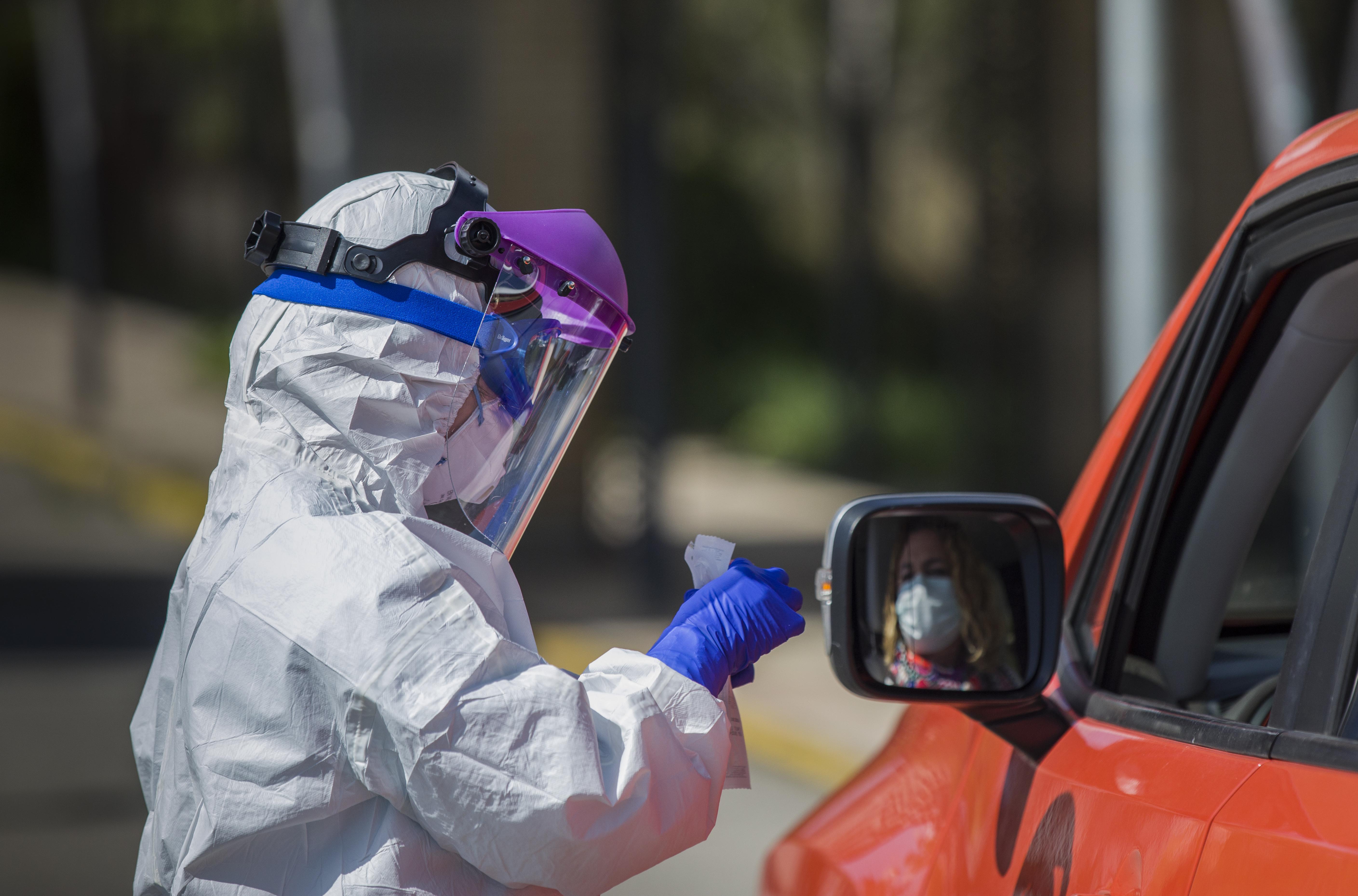 Realización de recogidas de muestras desde el coche para detectar casos de coronavirus. EP