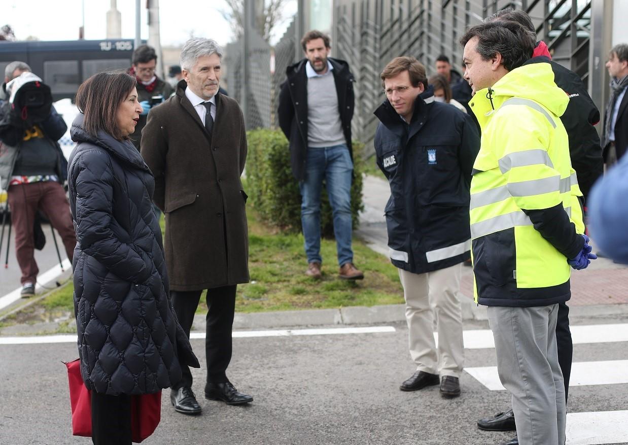 Almeida junto a Margarita Robles y Fernando Grande Marlaska. Europa Press