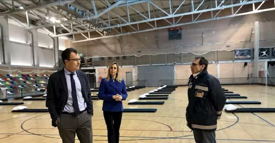 El alcalde de Murcia, José Ballesta, en el polideportivo ante las colchonetas. Twitter