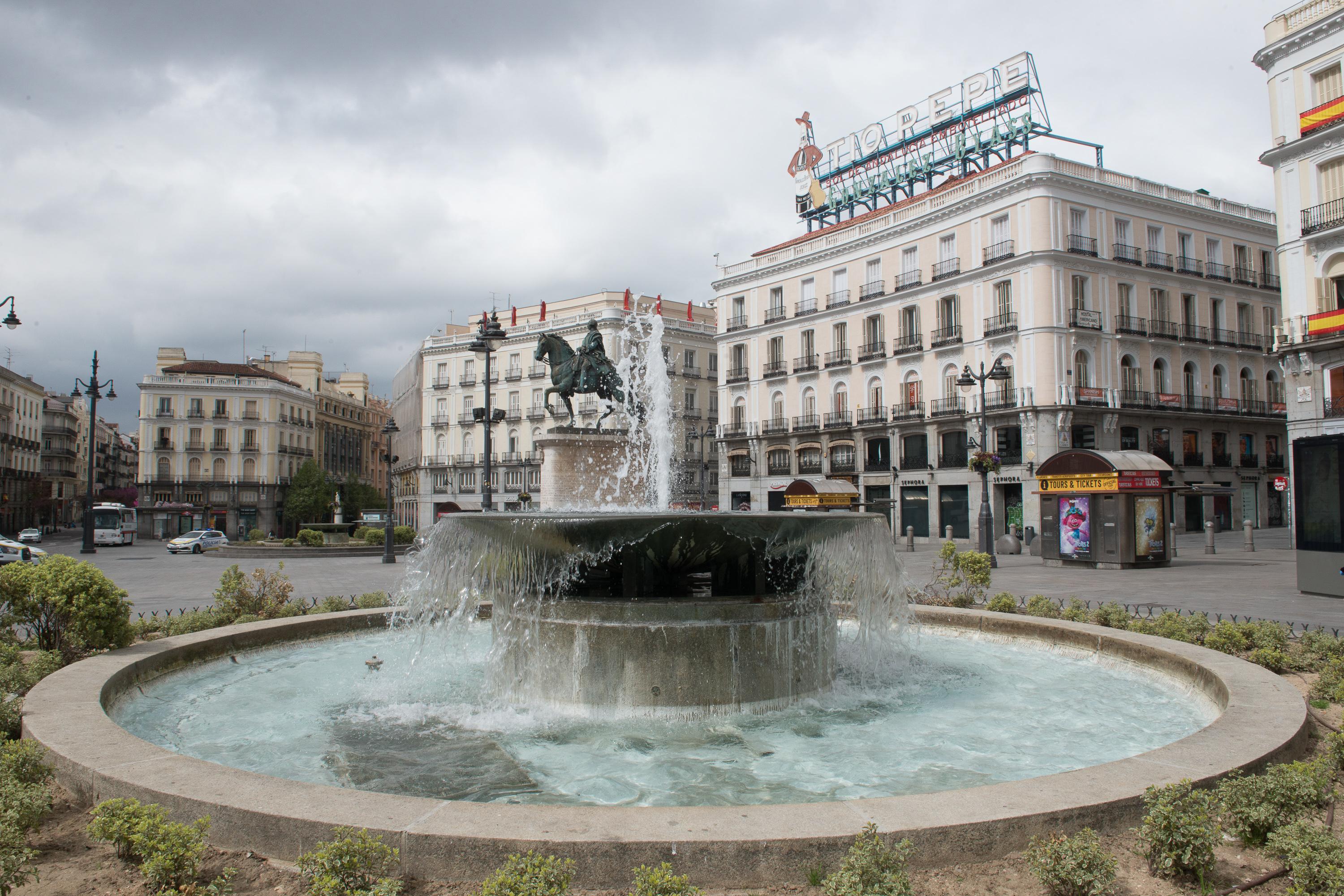 La Puerta del Sol totalmente vacía por el confinamiento.