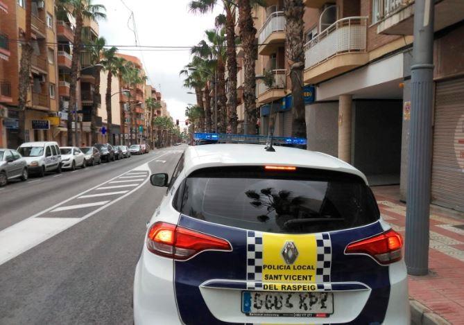 Fotografía de archivo de un coche de la policía local en  Sant Vicent del Raspeig (Alicante).