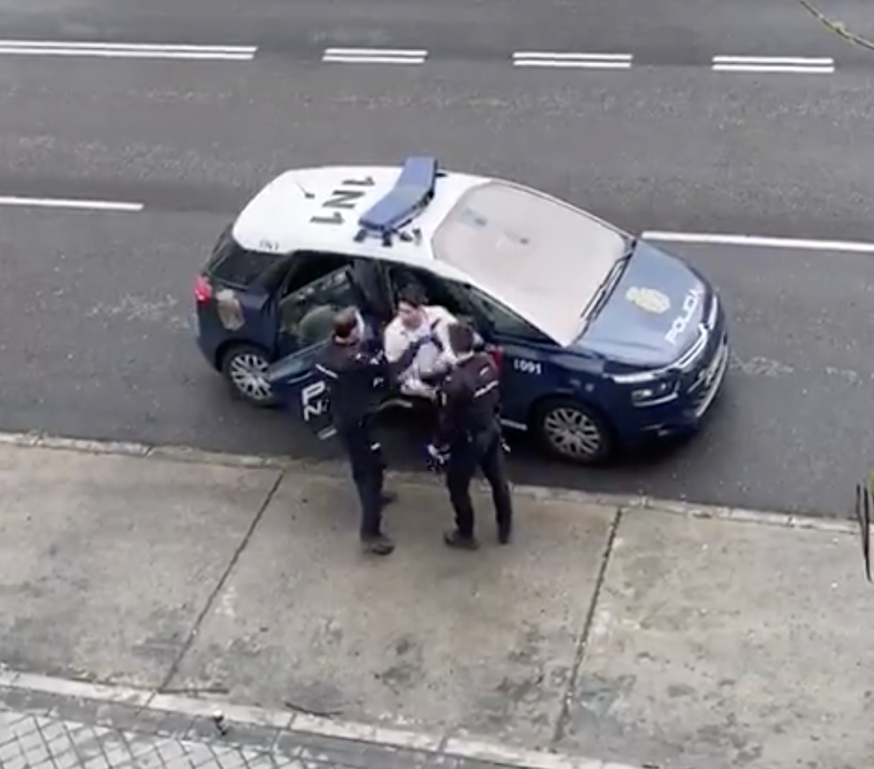 Imagen de unos policías realizando una detención